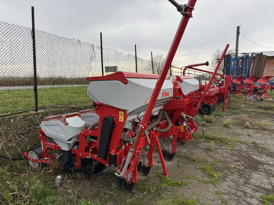 Продавам сеялка IrTem 6 реда с торовнасяне!