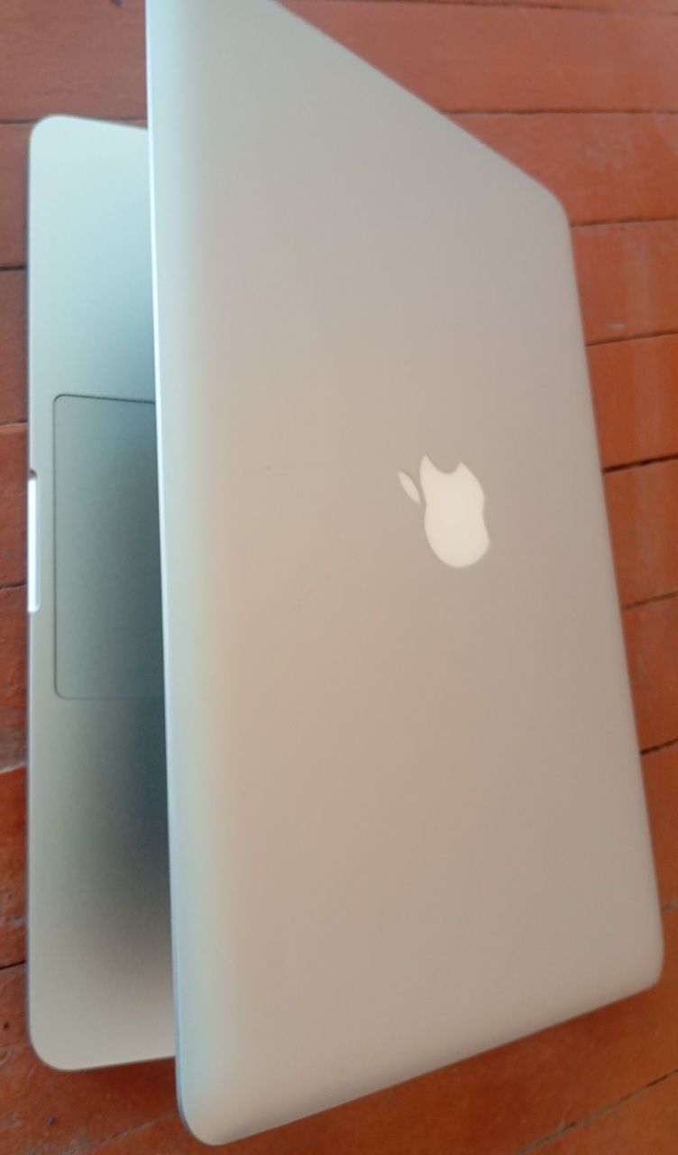 Makbook Pro sotiladi