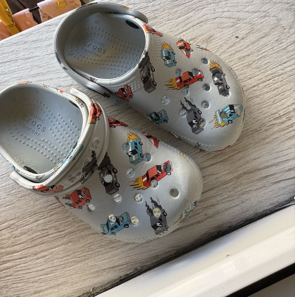 Vand crocs C 10 cu masinute