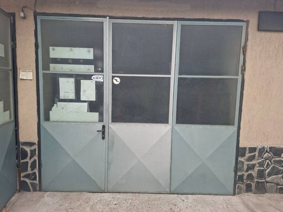 Гаражни врати на 3 части сгаваеми на страни