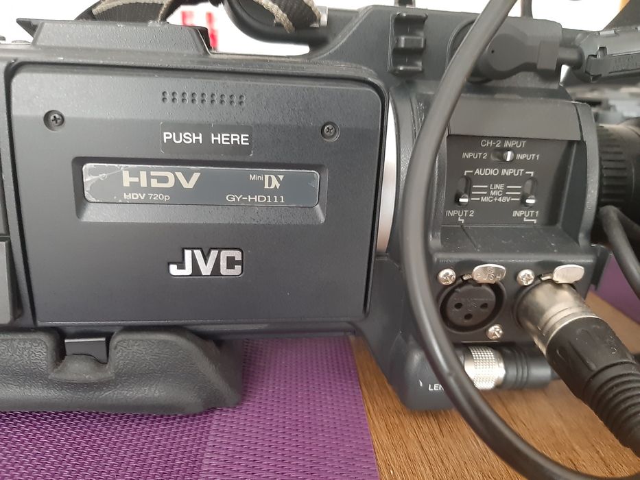 Camera video profesionala JVC DY-HD111 sau schimb cu dronă pro.