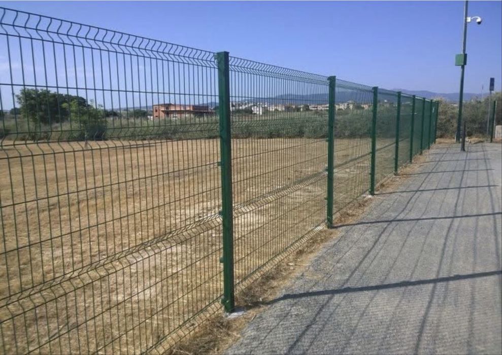 Echipe de garduri din plasa bordurata