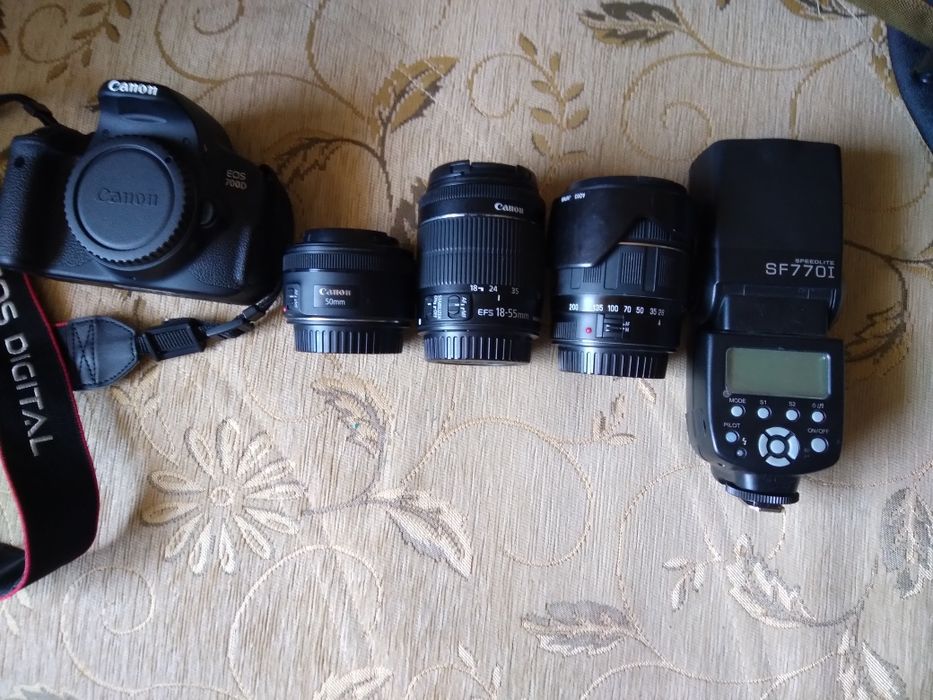 Предлага се фотокамера Canon 700D