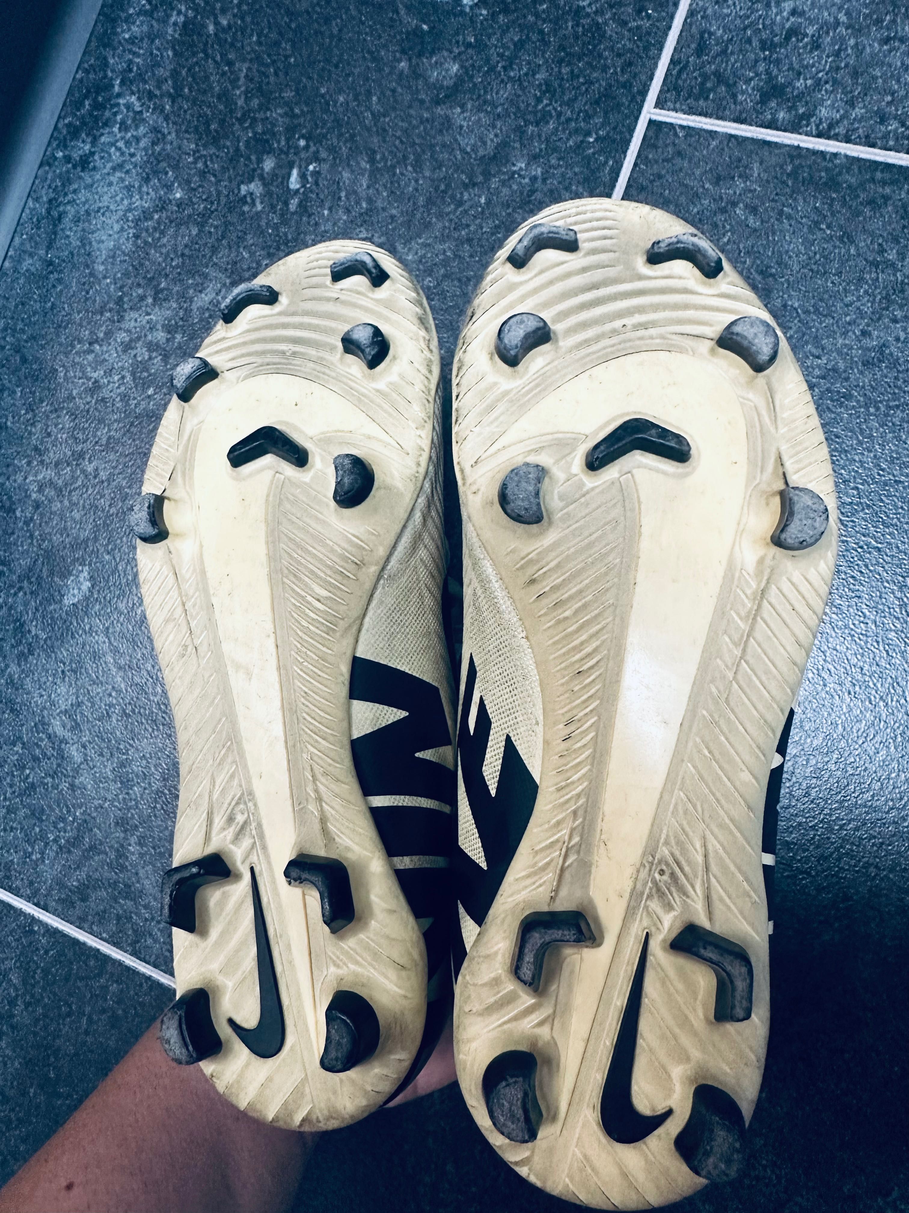Детски футболни бутонки Nike
