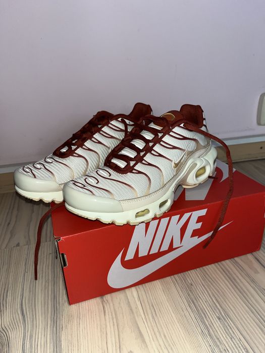 Adidasi Nike air max plus sail team red