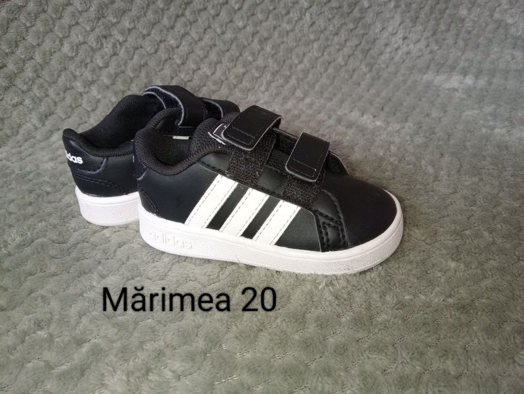 De vânzare papucei Adidas