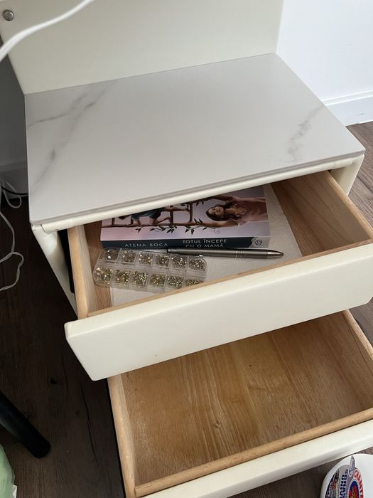 Masa machiej cu oglinda si scaun