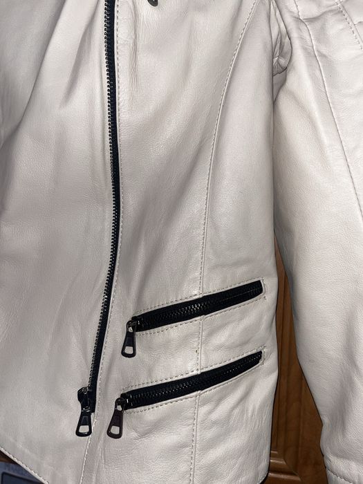 Geacă biker damă albă din piele cu fermoare negre
