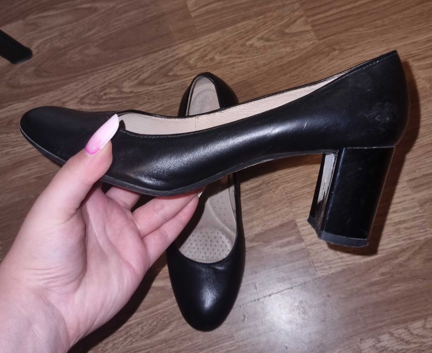 Vand doua perechi de pantofi purtate ambele o singura data.