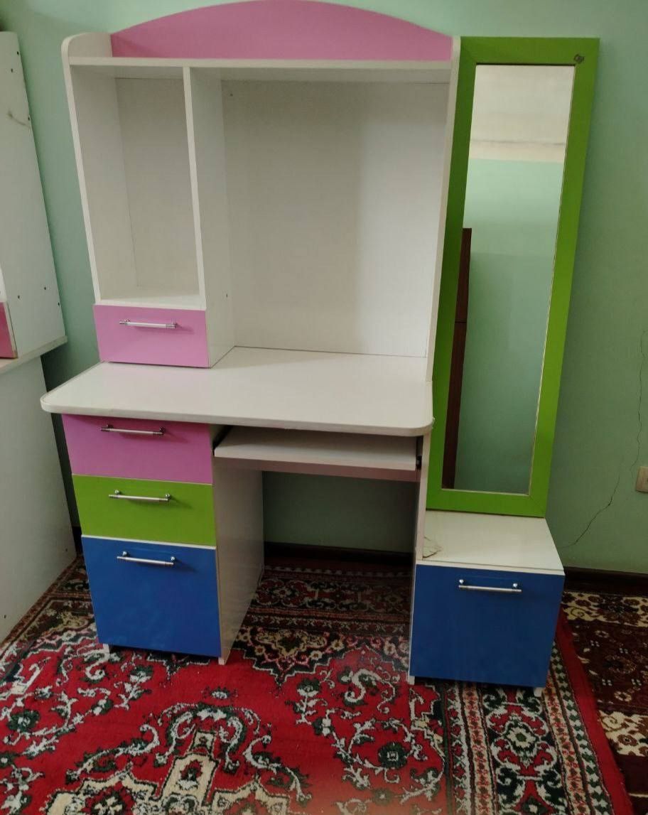 Срочно продаётся письменный стол парта