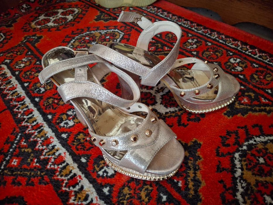 Женская Обувь на каблуках .