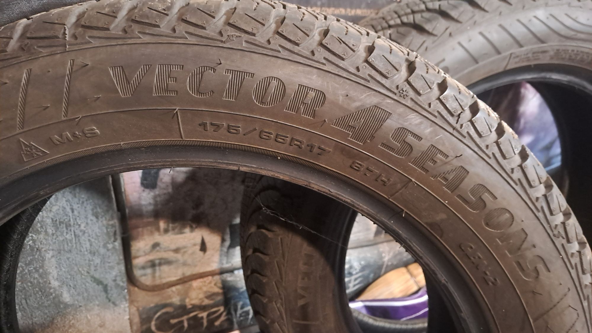 Goodyear Vector 4 Season 175/65/17