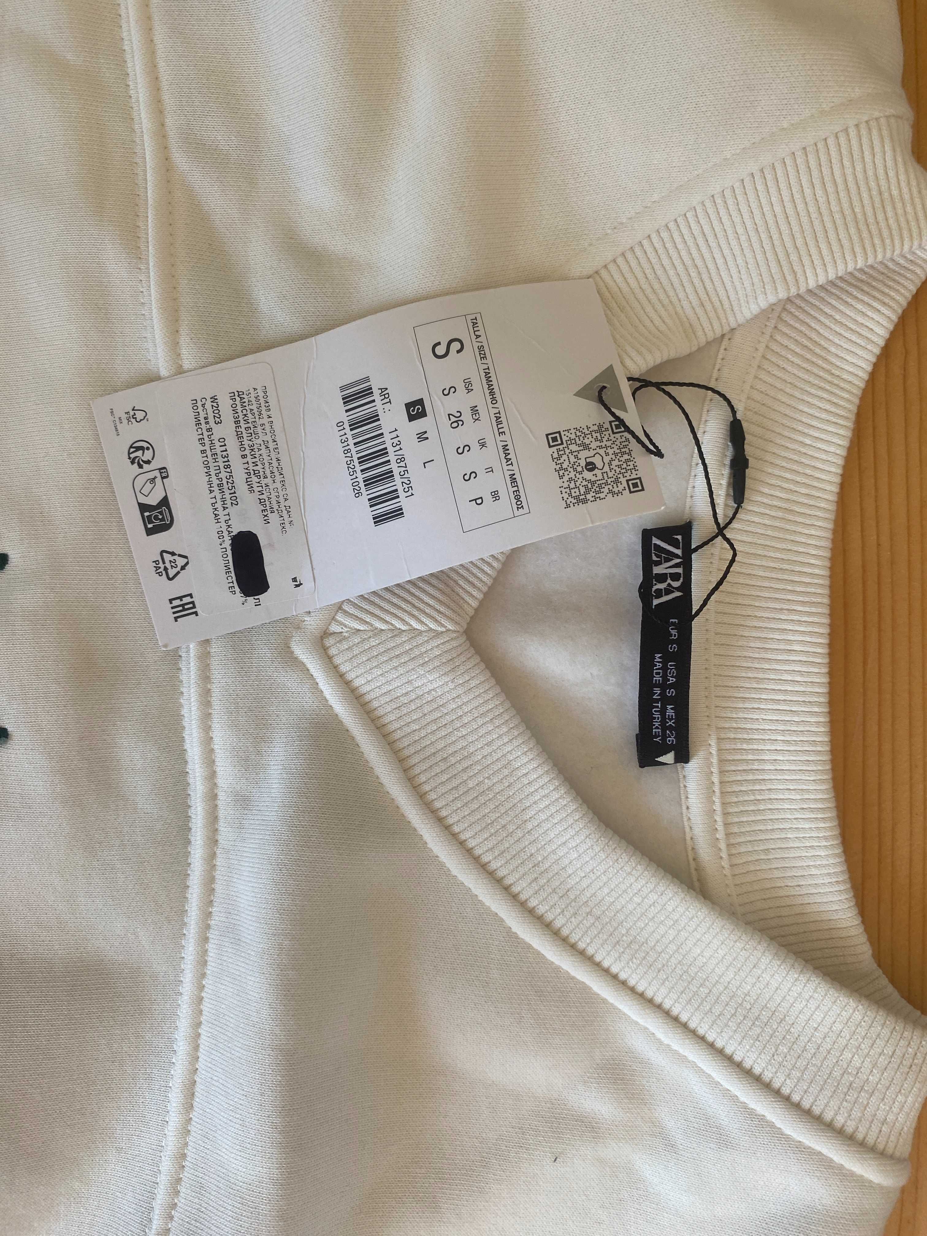 пуловер Zara в бял цвят и с надписи
