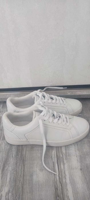 Тотална разпродажба на маратонки