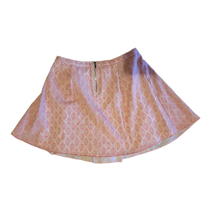 Розова дантелена пола