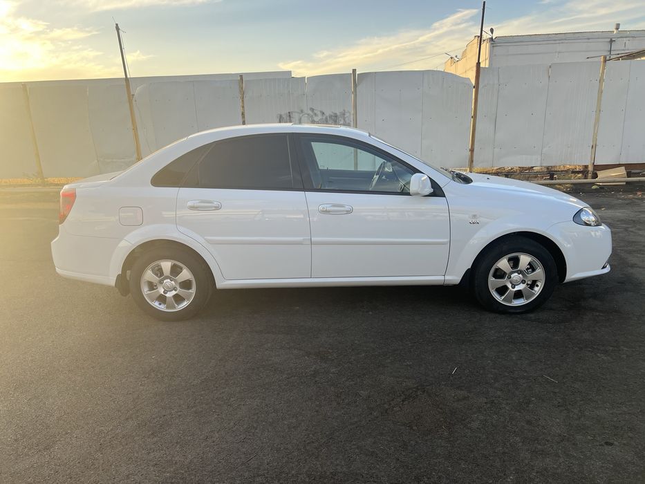 Продается Lacetti Gentra 3 позиция в отличном состоянии