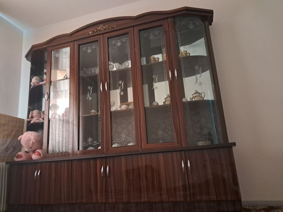 Shkaf va servant sotiladi