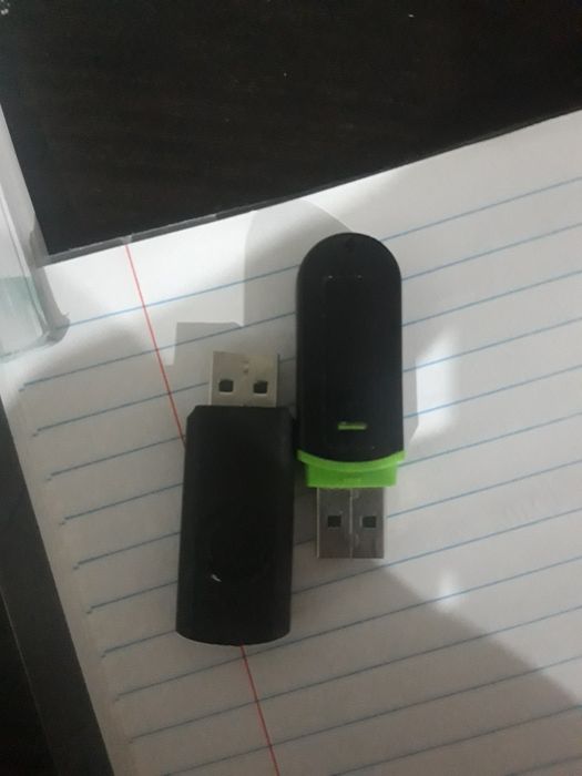 Флешки на 8гб с лева и справа 4гб