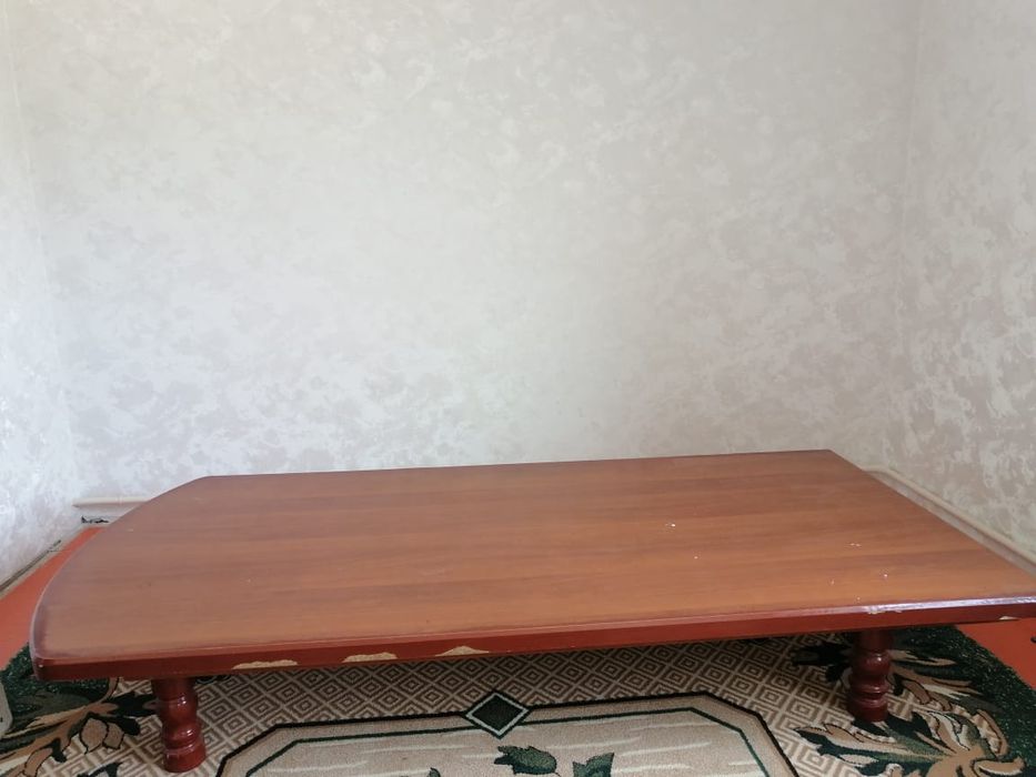 Стол для гостевой