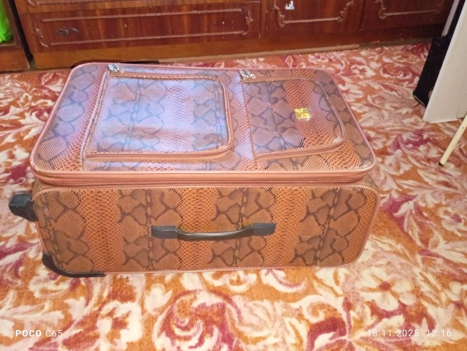 Отдам чемодан за шоколадку