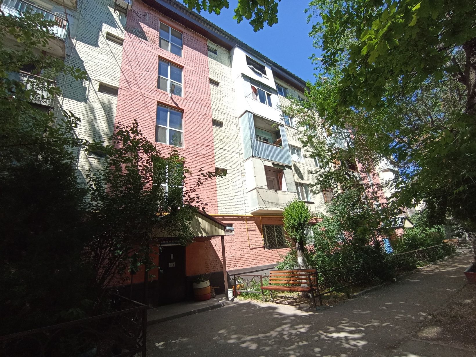 Продаётся 3-х ком кв 74 кв.м. 1 мкр 32 д кирпич