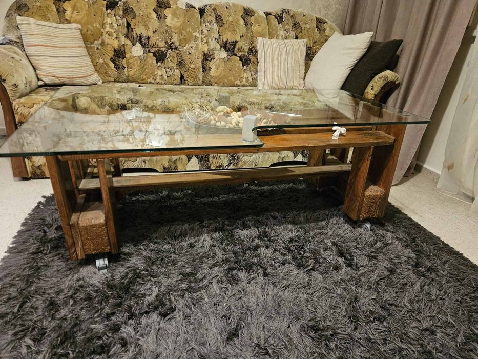 Холна маса от палети и масивно стъкло