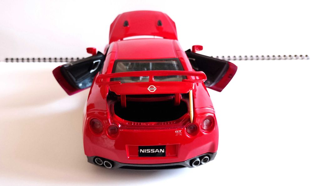 Nissan GT-R 2009 Bburago DIAMOND - Мащаб 1:18