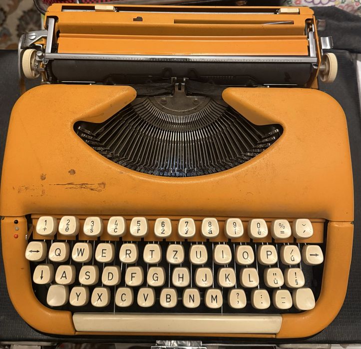 Български пишещи машини Марица 11 и Ерика пълен комплект с документите