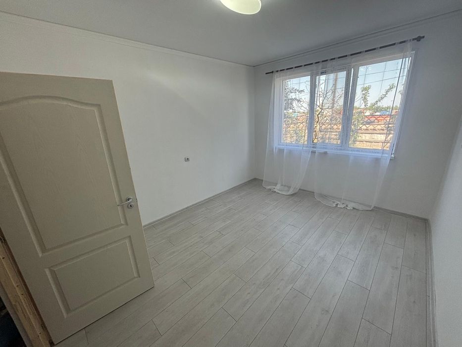 Propietar vând garsoniera la parter.