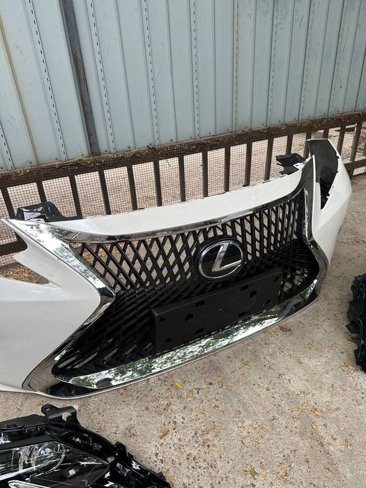Передний бампер и решетки фары Лексус  EC