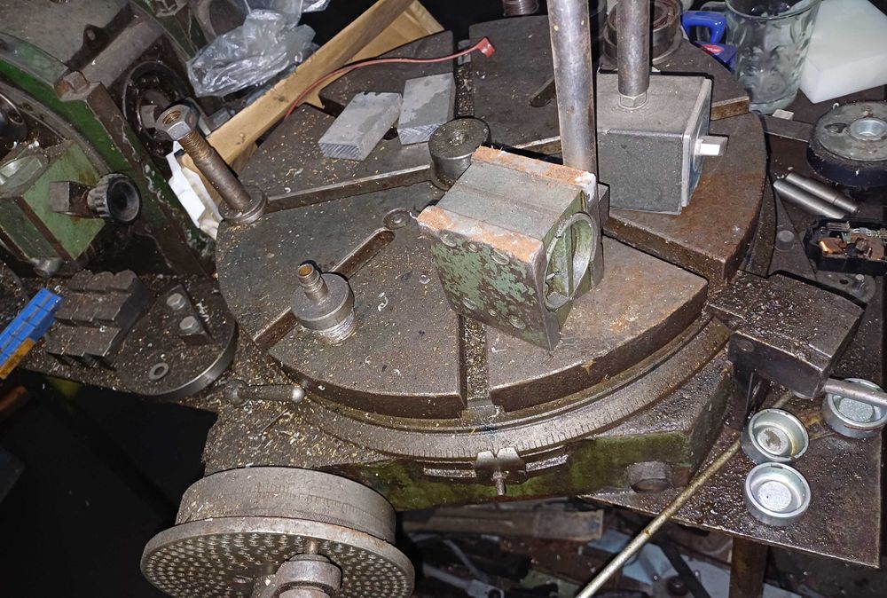 Freza cu scule, afișaj digital, masa rot., divizor, cap de mortezat