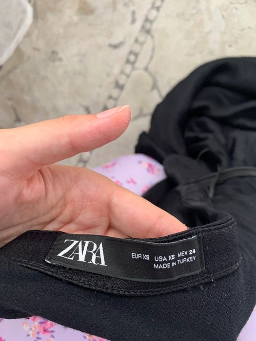 Zara fusta satin pe corp
