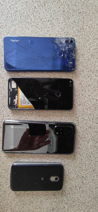 Продавам стари телефони