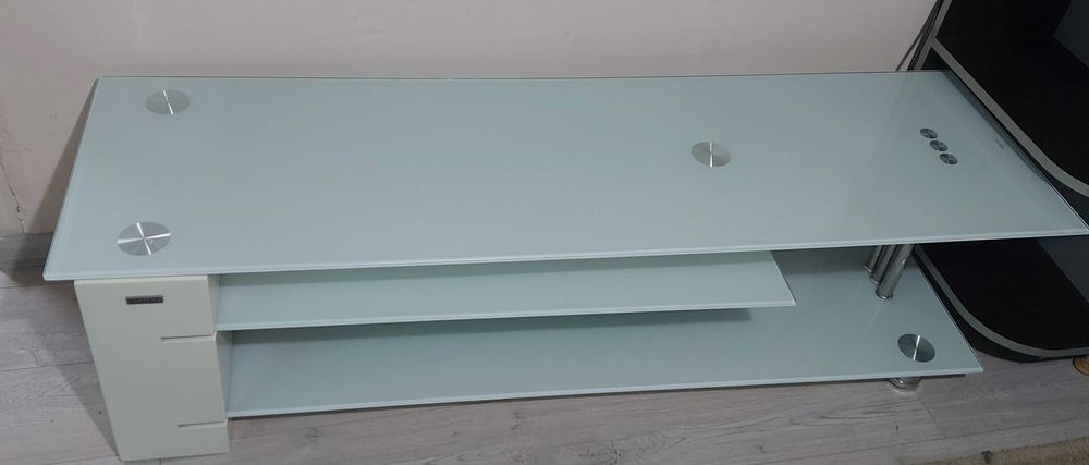 Стъклена маса за ТВ