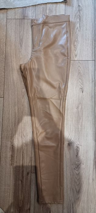 Панталон Motivi, Lui jo черен.Широк бял панталон Бял сатен,кожен клин