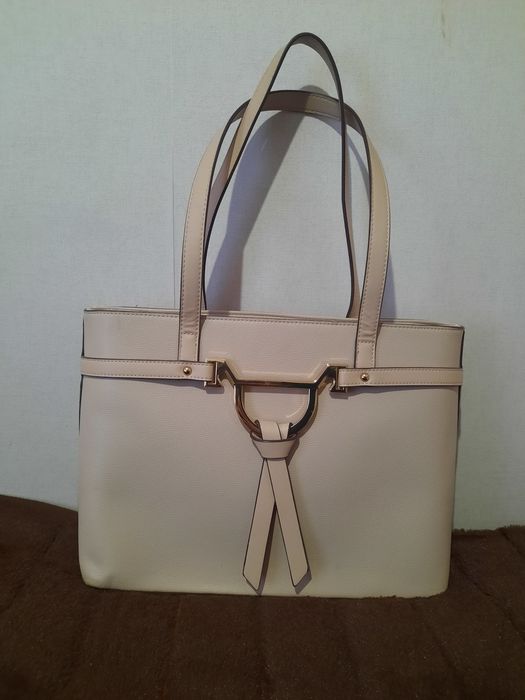 Сумка бежевого цвета