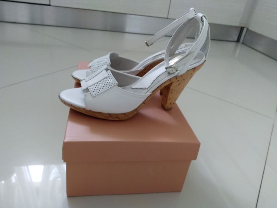Sandale noi Raxela Mode, mărimea 36, piele naturală de culoare albă