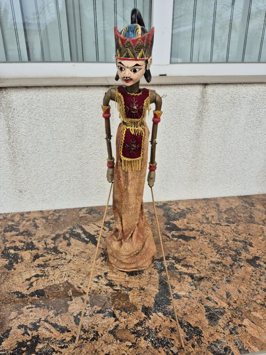 Vând o papusa statuieta lemn,scluptata pictata manual ,made Indonezia