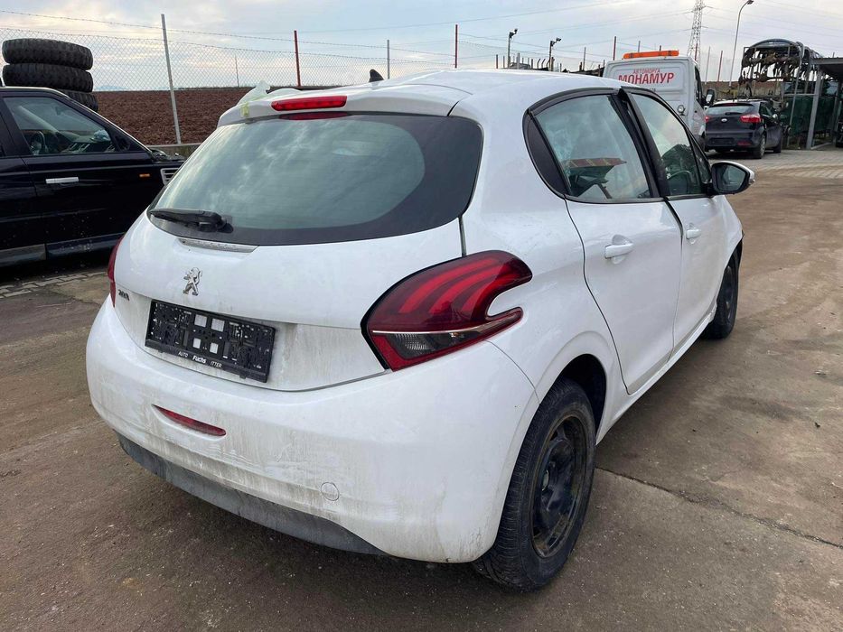 Пежо 208 1.2 бензин 2015г.