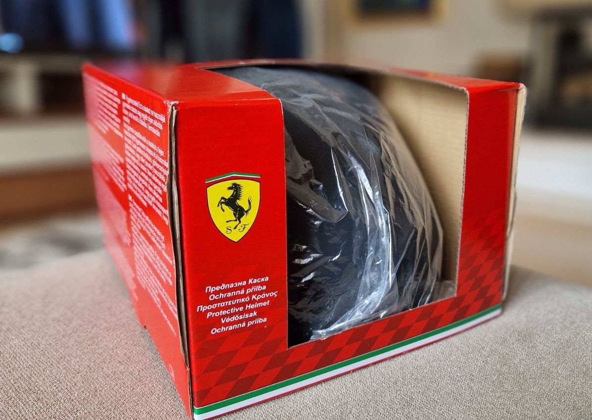 Черна каска Ferarri с ПОДАРЪК