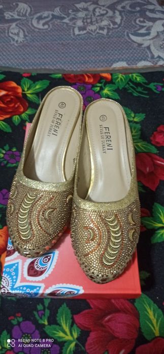 Kelinlar uchun oyoq kiyim xolati yangidek