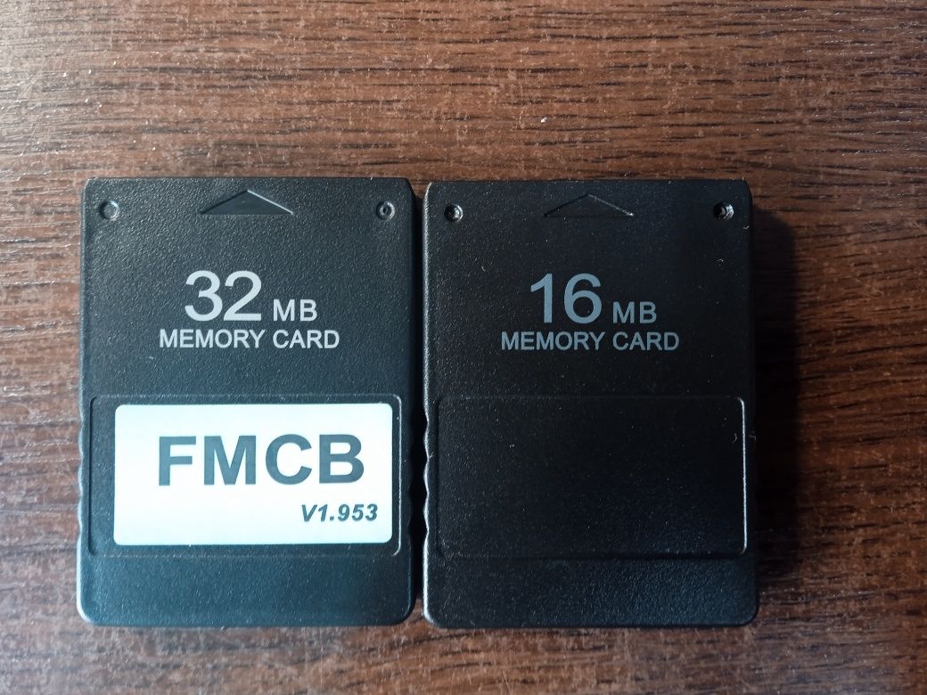 PlayStation 2 с игровыми дисками и memory card fmcb