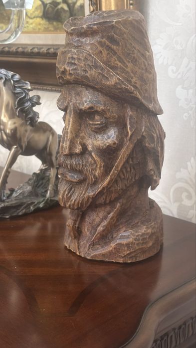 Vând sculpturi din lemn.