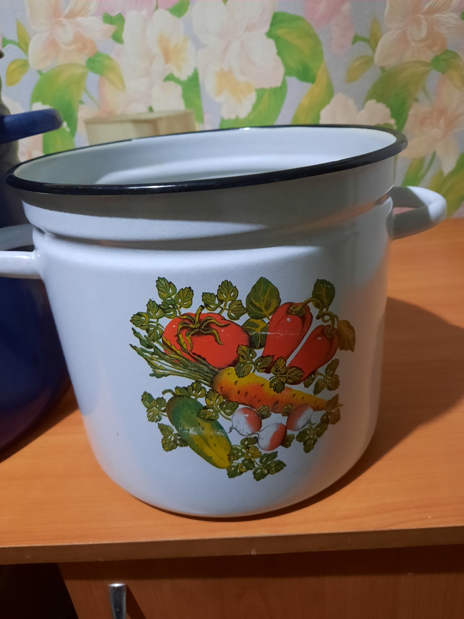 Продам кастрюли, вазы для цветов.