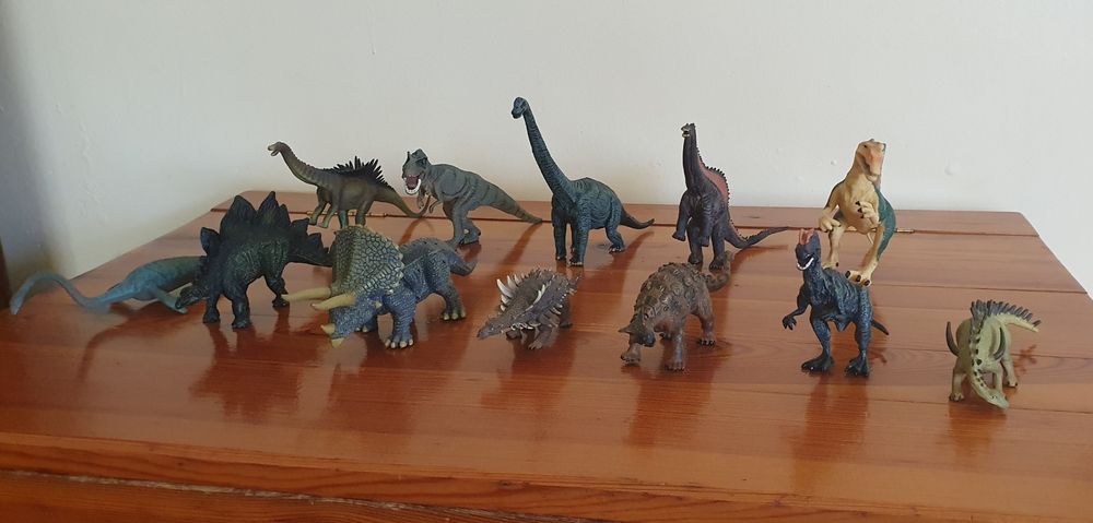 Set de 12 dinozauri(Gazeta sporturilor)