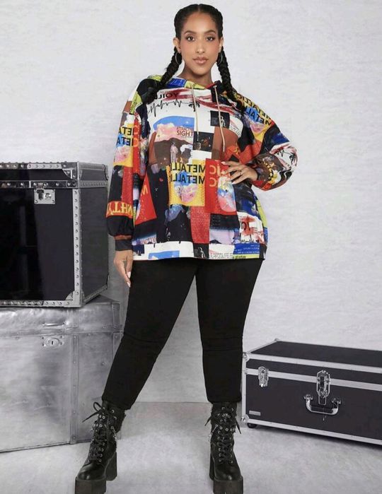 Стилен суичър с качулка и многоцветна щампа – чисто нов, с етикет