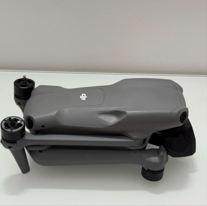 DJI Air 3 Fly More combo cu 3 baterii si controler ch display