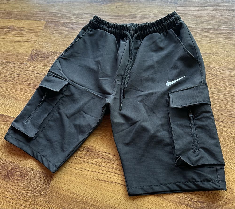 Мъжки,шушлекови,къси панталонки Nike,модел Карго с бродирано лого