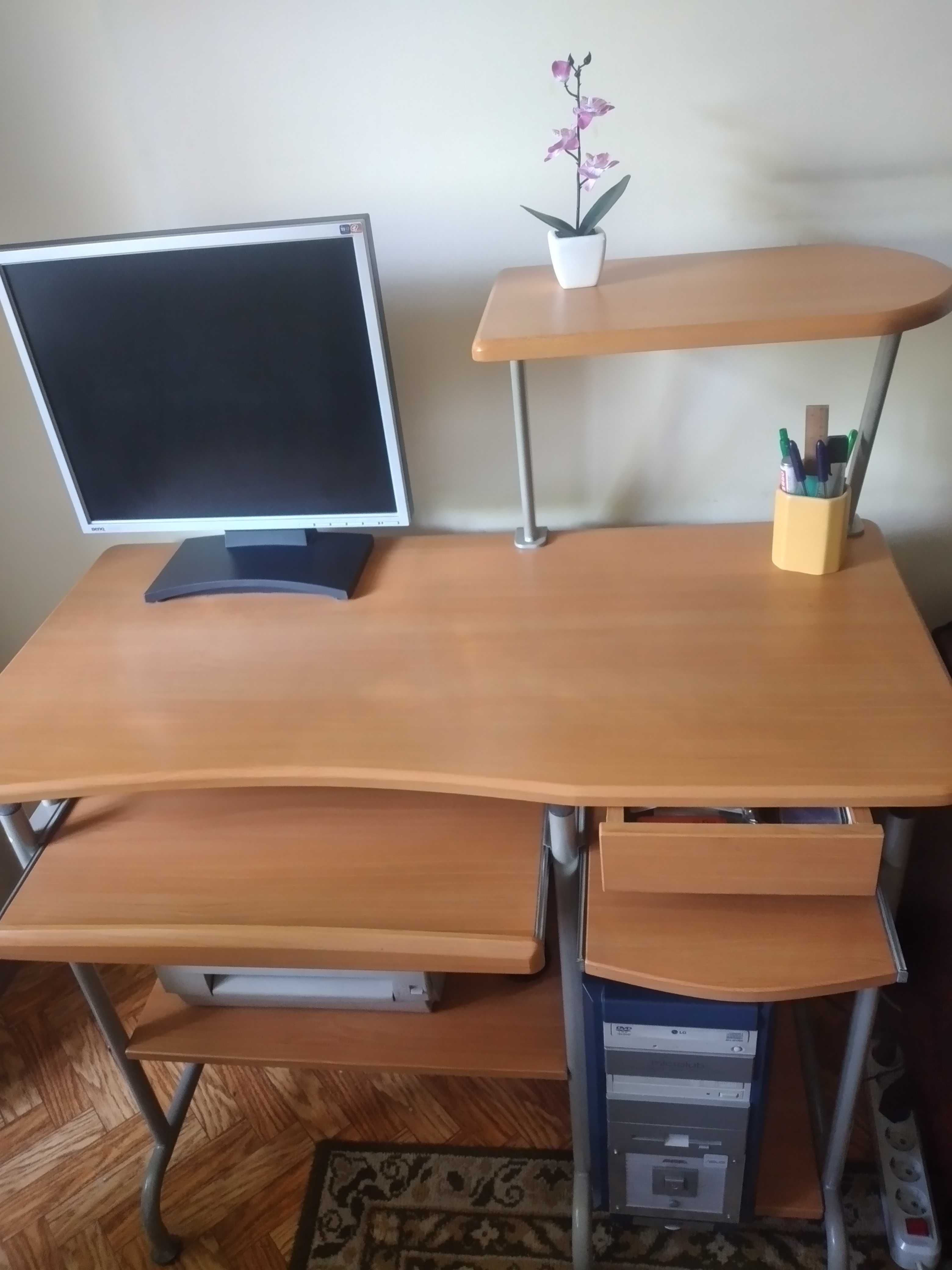 Компьютерный стол, рабочий стол, парта