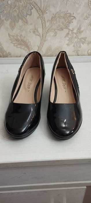 Новые черные туфли